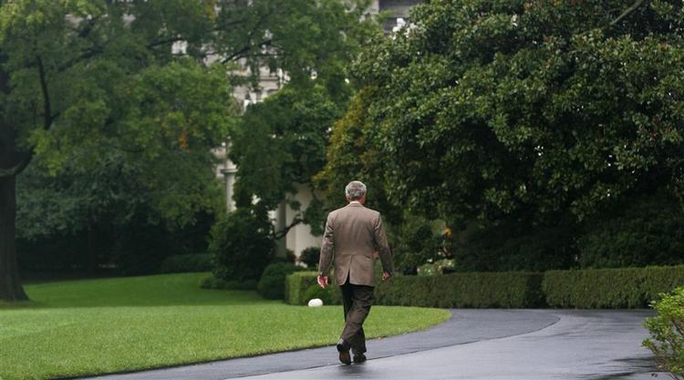 Bush på plænen ved Det Hvide Hus lørdag. 