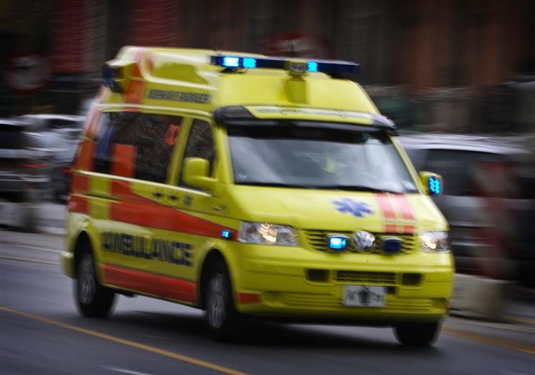 Ambulancer fra Lejre Brandstation er sendt ud til den forulykkede to-personers helikopter i på en sportsplads i Kirke Såby. (Arkivfoto) 