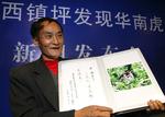 Zhou Zhenglong til pressekonference i oktober 2007. Her viser han et nyt billede frem af en tiger, der har været uddød i årtier. Arkivfoto. 