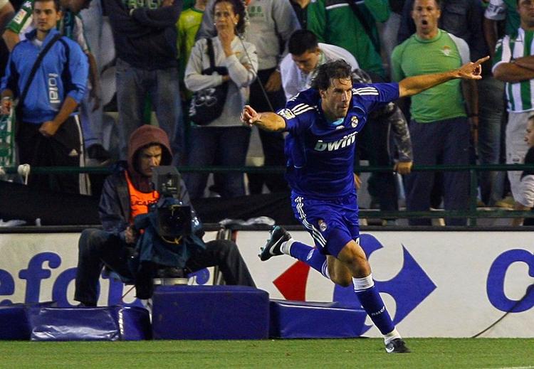 Ruud van Nistelrooy scorede i overtiden mod Betis og sikrede Real Madrid en snæver sejr. 