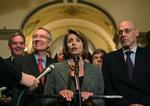 Optimisme om at få en finanspakke på plads i dag i Kongressen. I midten formanden for Repræsentanternes Hus, demokraten Nancy Pelosi, th. finansminister Henry Paulson og umiddelbart til venstre for Pelosi lederen af senatsflertallet, Harry Reid. 