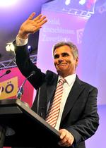 Werner Faymann. Den socialdemokratiske leder lover, at alle EU-traktater skal til folkeafstemning. Foto: H. Punz/AP 