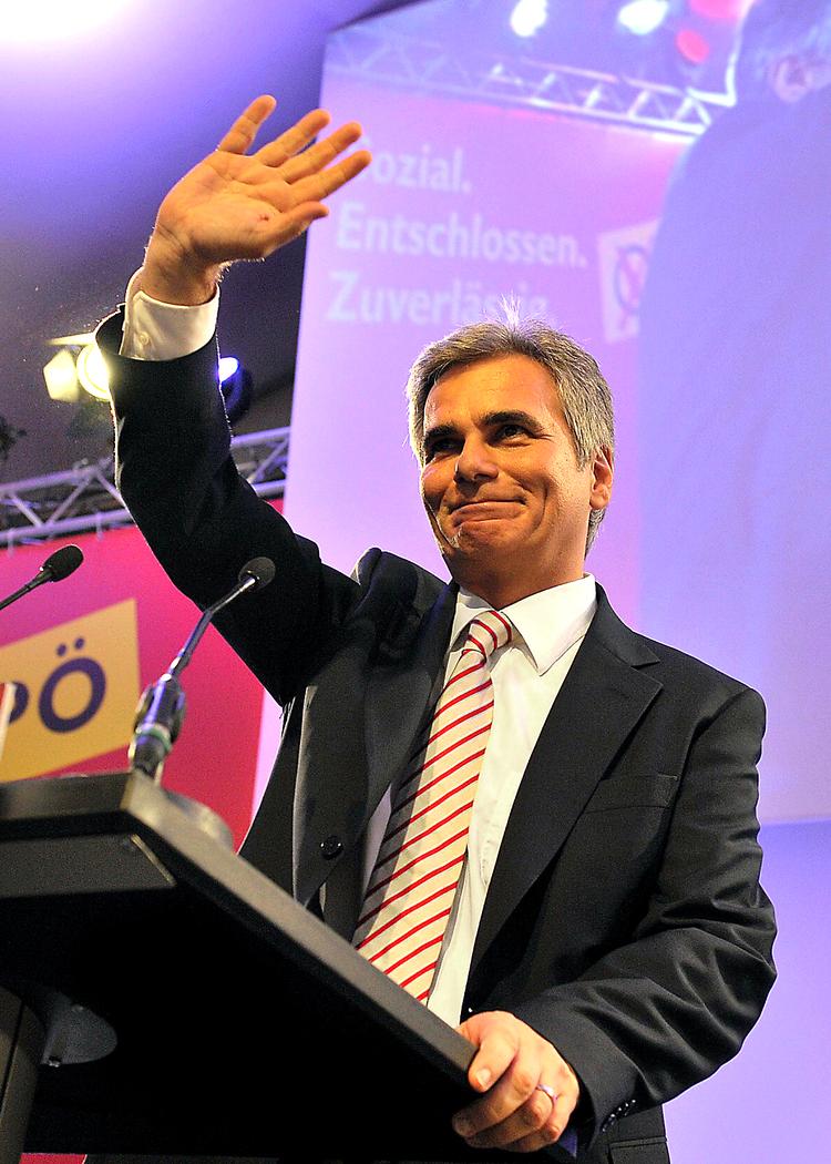 Werner Faymann. Den socialdemokratiske leder lover, at alle EU-traktater skal til folkeafstemning. Foto: H. Punz/AP 