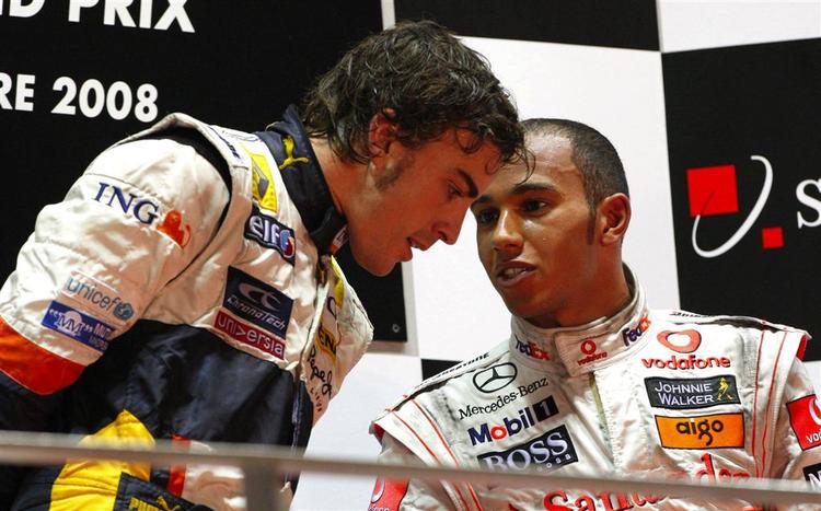 McLaren Mercedes britiske kører Lewis Hamilton (th) taler med dagens vinder,Renaults spanske kører Fernando Alonso. 