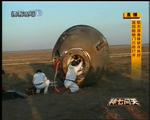 Teknikere hjælper de kinesiske astronauter ud af rumkapslen, der i dag landede på en slette i Kina. Skærmbillede fra Xinhua News Agency. 