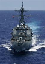 Den amerikanske destroyer, USS Howard, holder opsyn med det kaprede ukrainske skib for at sikre, at militærudstyr ikke fjernes. Arkivfoto. 