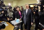 Socialdemokraternes frontfigur i Østrig, Werner Faymann (th) afgiver sin stemme i Wien ved dagens valg. 
