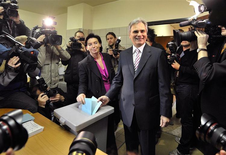 Socialdemokraternes frontfigur i Østrig, Werner Faymann (th) afgiver sin stemme i Wien ved dagens valg. 