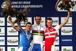 Danmarks Matti Breschel (th) på bronzepladsen ved VM i Italien. Italiens Alessandro Ballan (midt) blev verdensmester, mens hans landsmand Damiano Cunego fik sølv. 