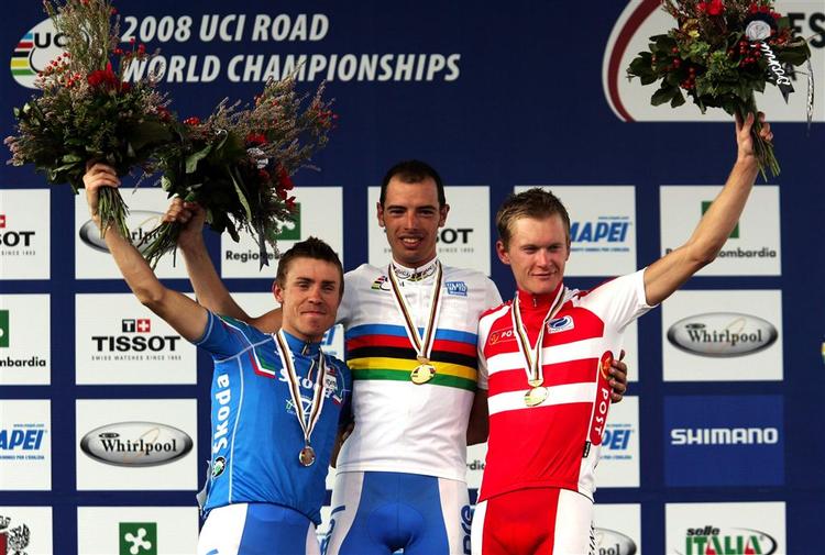 Danmarks Matti Breschel (th) på bronzepladsen ved VM i Italien. Italiens Alessandro Ballan (midt) blev verdensmester, mens hans landsmand Damiano Cunego fik sølv. 