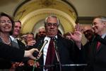 Der skulle være opnået enighed om en hjælpepakke til den amerikanske økonomi. Nu er der tilbage at omformulere til lovsprog og fremlægge teksten for repræsentanternes hus. Formanden for det stedlige finansudvalg, Barney Frank, ses her i midten. 