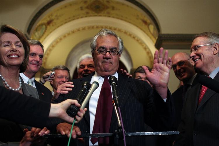 Der skulle være opnået enighed om en hjælpepakke til den amerikanske økonomi. Nu er der tilbage at omformulere til lovsprog og fremlægge teksten for repræsentanternes hus. Formanden for det stedlige finansudvalg, Barney Frank, ses her i midten. 