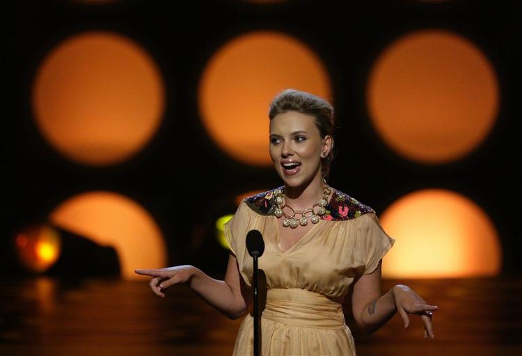 23-årige Scarlett Johansson er vært ved nobelfesten i Oslo i december. 