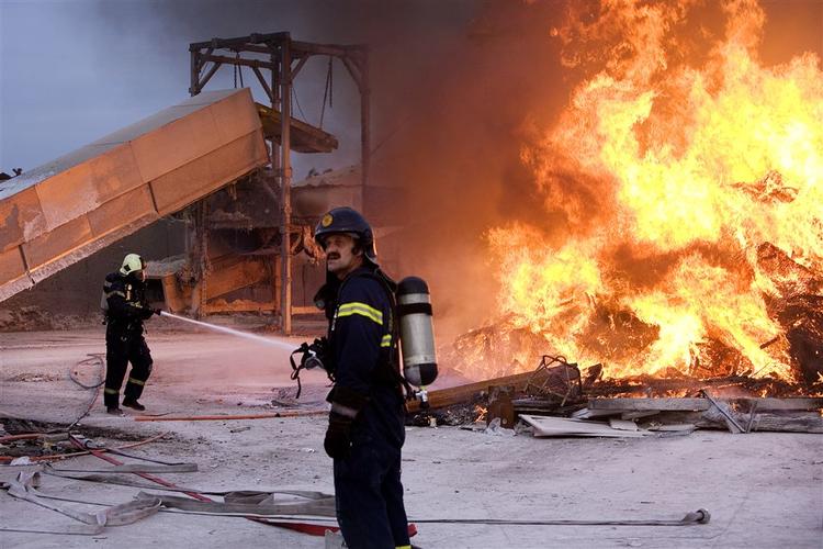 Københavns Brandvæsen slukker branden, der kunne ses fra det meste af København. 