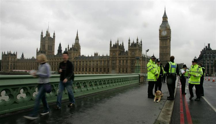 Britisk politi på patrulje omkring Westminster. 