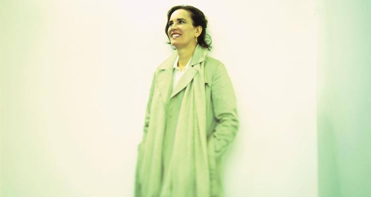 Patricia Barber har sammen med sine dygtige musikere skabt et fremragende album, der er mørkt, farligt og sensuelt. 