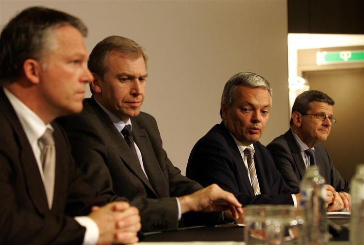 The Dutch Finance Minister Wouter Bos (left) is furious over an EUR 400,000 bonus for the new CFO of the financial group ING. 