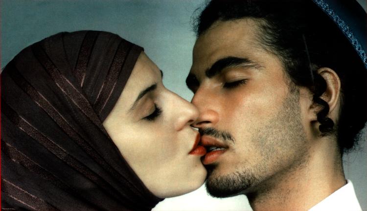 Vi lever i en tid, hvor kulturelle og religiøse værdier får lov til at undertrykke den enkelte. Men det enkelte menneskes frihed må vi ikke gå på kompromis med. hedder det i en bog. Forsidefoto fra 'Adskillelsens politik', der udkommer på treårsdagen for de 12 Muhammedtegninger 