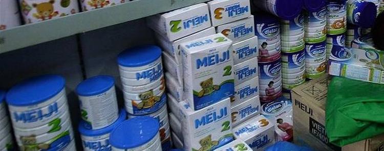 Hver gang et produkt kunne indeholde milkepulver fra Kina, skal det en tur omkring Fødevarekontrollen, før det må sælges i butikkerne. 