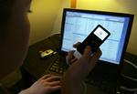 Uden iPod er det svært at få adgang til musikken på iTunes, men det skal der ændres på, mener flere lande. 