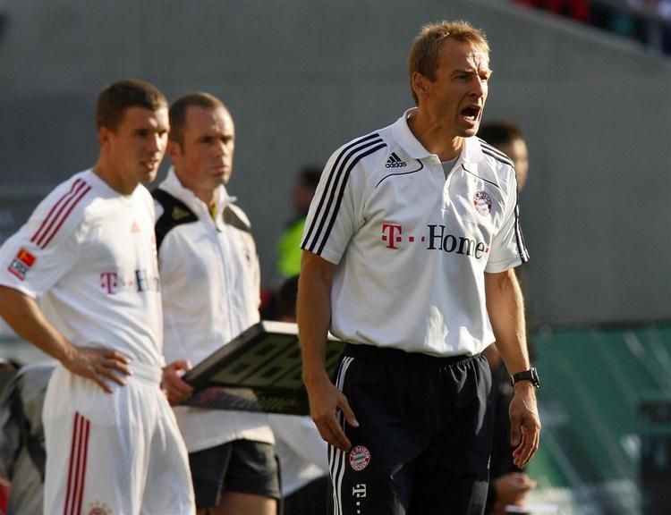 Jürgen Klinsmann ser sit Bayern-hold tabe 1-0 til Hannover 96, så de forsvarende mestre nu blot indtager 9.-pladsen i Bundesligaen. Presset stiger på den tidligere landsholdsangriber. 