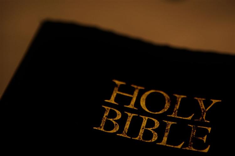 Her foto af traditionel bibel. 