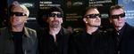 Filmen U2 3D havde premiere i januar i USA og er den første koncertfilm i 'real time', der er lavet i 3 D. Visionen var at give biografpublikummet samme energi som til en koncert i virkeligheden. Her ses bandet ved premieren i Irland, med selvdesignede 3D briller. Foto: AP 