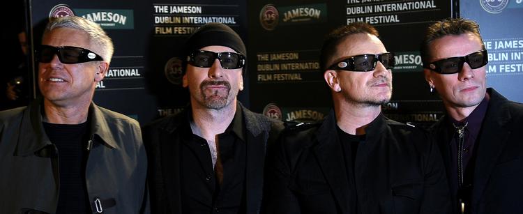 Filmen U2 3D havde premiere i januar i USA og er den første koncertfilm i 'real time', der er lavet i 3 D. Visionen var at give biografpublikummet samme energi som til en koncert i virkeligheden. Her ses bandet ved premieren i Irland, med selvdesignede 3D briller. Foto: AP 