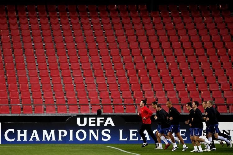 Stjerneparade på Energi Nord Arena i Aalborg. Manchester United er storfavoritter mod AaB, der dog har hele byens opbakning. 