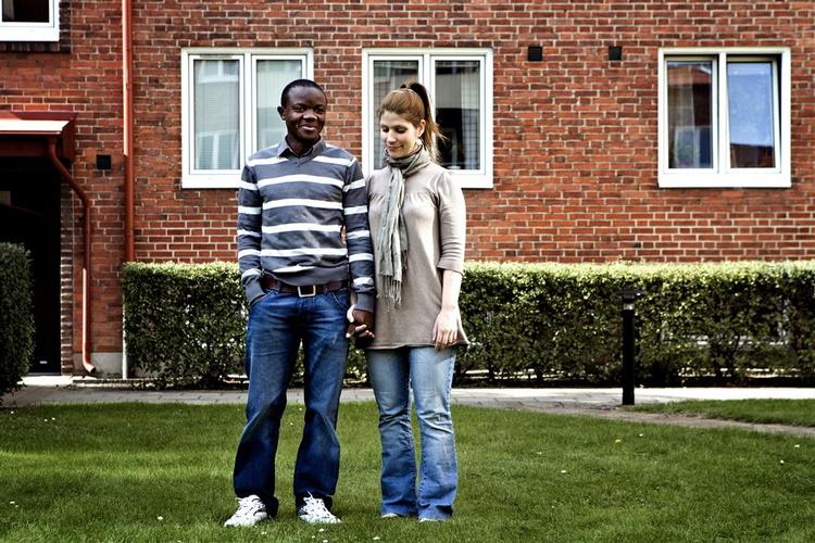 Ramzo Baluku and Line Gry, one of some 700 mixed marriage couples forced to live in Sweden, may soon be on their way to Denmark. 