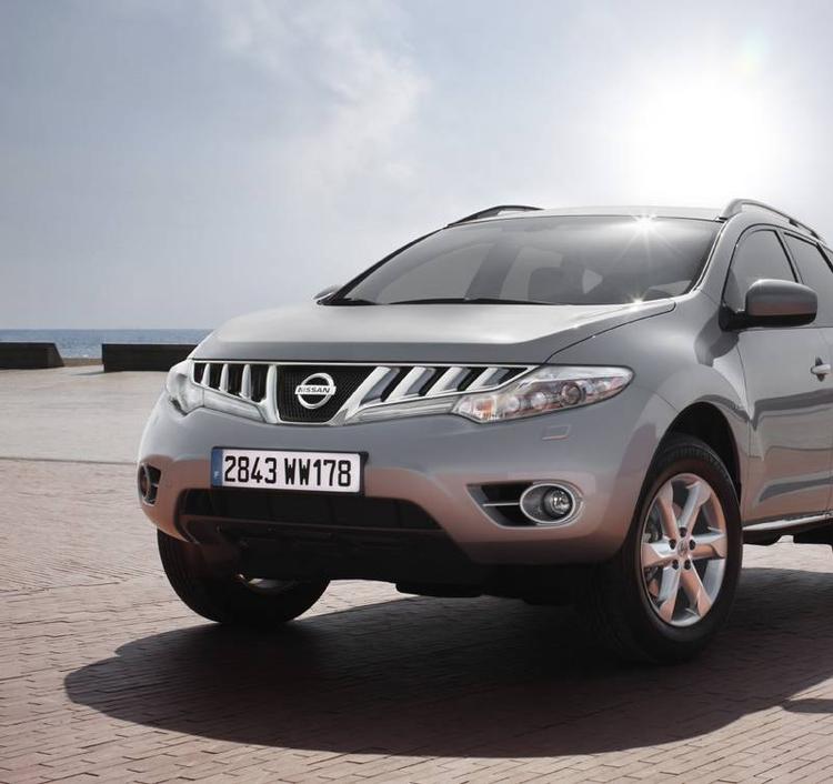 Nissan Murano har fået en grundig overhaling, som bl.a. betyder, at kølergrillen er knap så dominerende som før. Desuden kan den fås med en lak, der helbreder sig selv for ridser. 