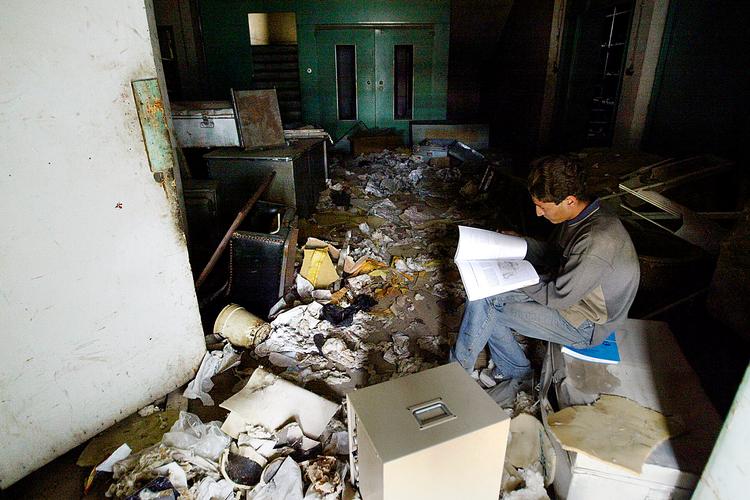 En iraker sidder fortabt i indgangen til det irakiske nationalmuseums boks. Røvere brugte en rambuk for at skaffe sig adgang til de antikke skatte, museet låste inde, lige før krigen begyndte. Arkivfoto: AP 