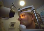 Blindhed kan være en alvorlig følgesygdom til diabetes (sukkersyge). Her øjenscreenes en diabetiker. 