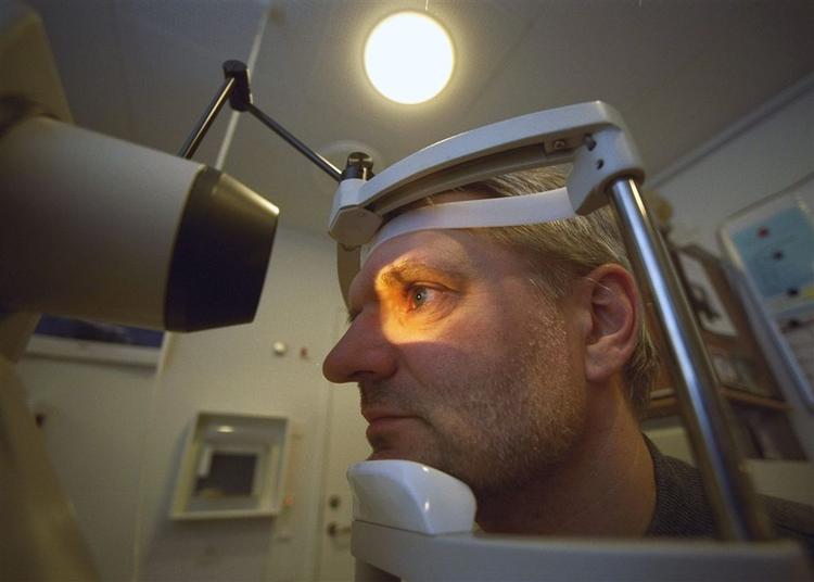 Blindhed kan være en alvorlig følgesygdom til diabetes (sukkersyge). Her øjenscreenes en diabetiker. 