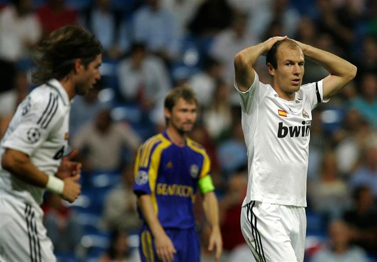 Hollænderen Arjen Robben ærgrer sig, men Real Madrid vandt trods alt 2-0 over Bate Borisov i den første kamp, men på udebane har den spanske storklub været knapt så dominerende. 
