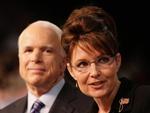 Sarah Palin er god til at vække begejstring i baglandet og samler mange penge ind, men kan hun klare den kommende debat med Demokraternes Joe Biden? 