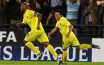 Villarreal's Marcos Senna (tv.)jubler efter scoringen. 