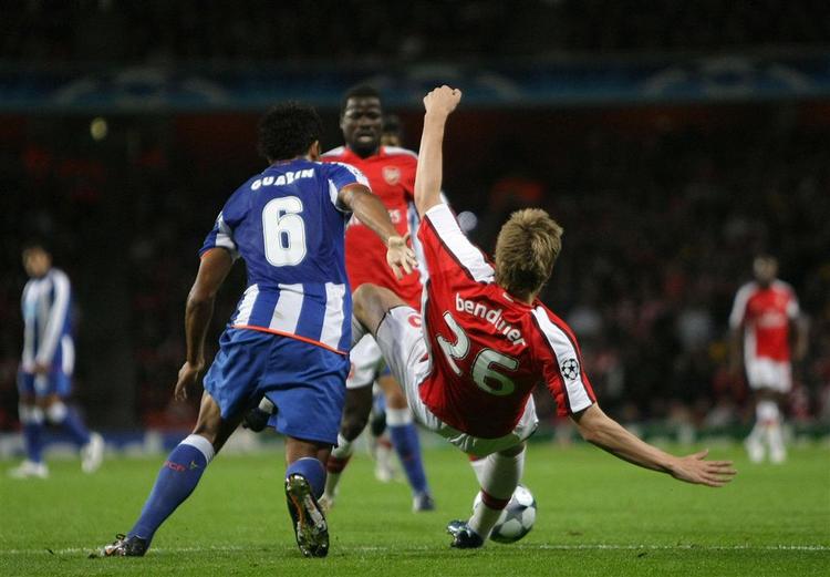 Freddy Guarin begik straffespark mod Nicklas Bendtner, da Arsenal vandt 4-0 over FC Porto. 