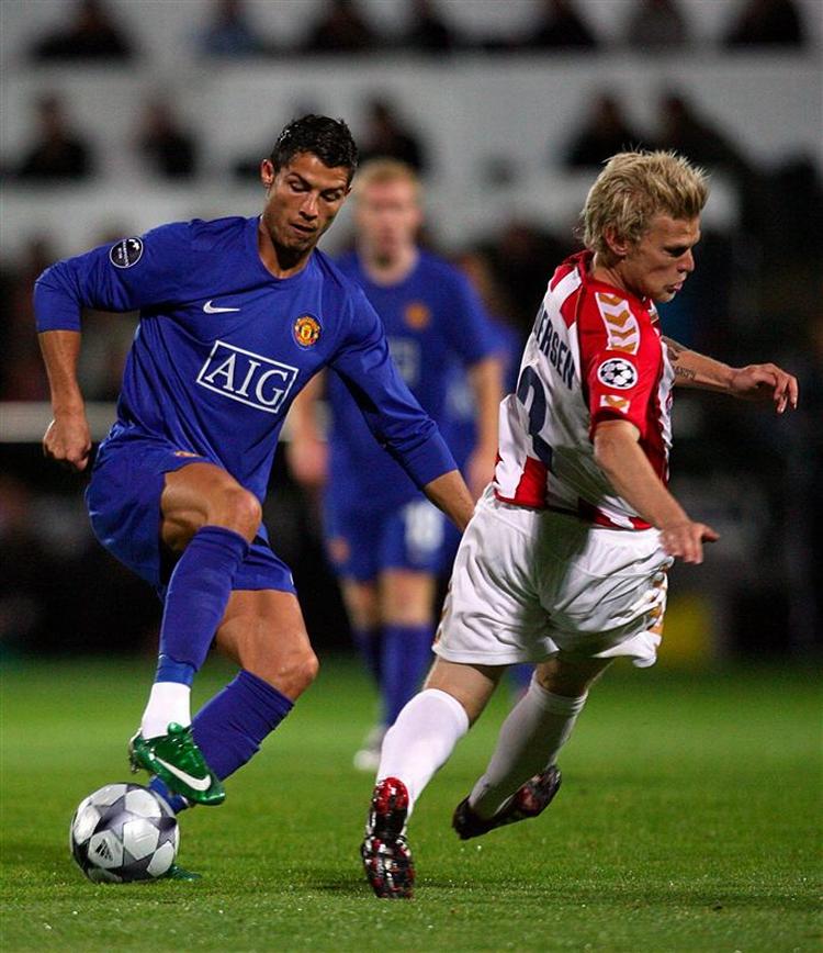 Martin Pedersen (th) havde fået hænderne fulde under opgøret mod Manchester United, hvor han ofte stod over for den portugisiske boldkunstner Christiano Ronaldo. 