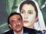Asif Ali Zardari taler ved en pressekonference i januar 2008 foran et billede af den afdøde Bhutto. 