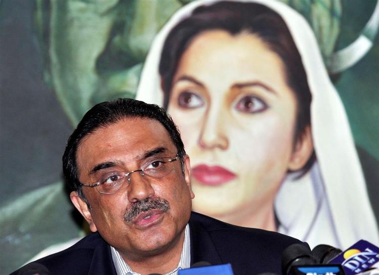 Asif Ali Zardari taler ved en pressekonference i januar 2008 foran et billede af den afdøde Bhutto. 
