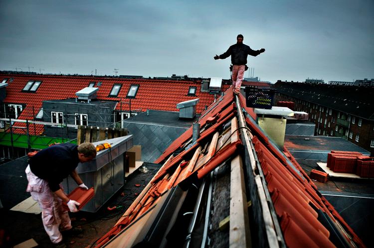 Virksomheder afskediger lige nu medarbejdere for at tilpasse antallet  til den dalende afsætning, der blandt andet skyldes  finanskrisen. 