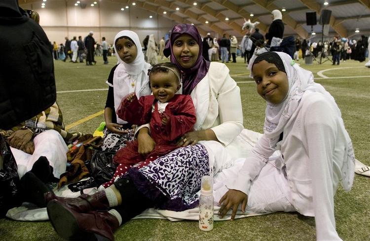 Hygge og familie var i højsædet under dagens fest i Valby. Her ses Najma, Aragsan, Rahma  og Naima. 