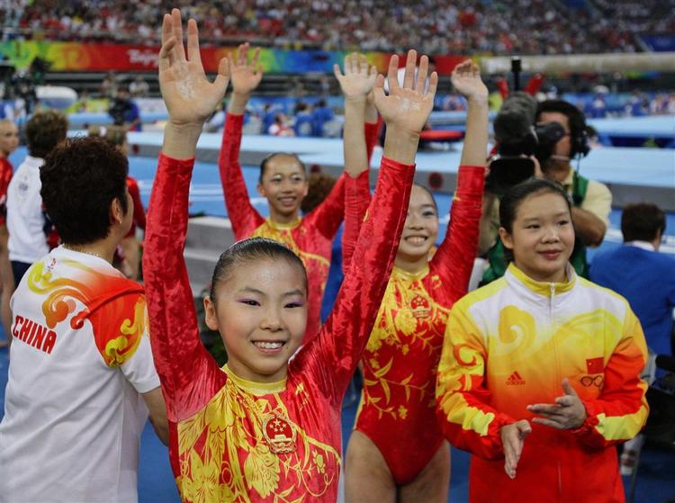 De kinesiske gymnastikpiger vandt guld i holdkonkurrencen ved OL. Siden har spekulationerne gået lystigt om pigernes alder. Især har mange betvivlet, at He Kexin (tv.) virkelig var 16 år, som aldersgrænsen er. 