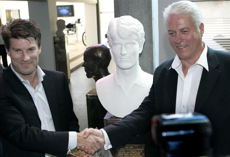 I 2007 blev Michael Laudrup optaget i dansk idræts Hall of Fame og lykønsket af DIF-formanden Kai Holm. Nu er den tidligere landsholdsspiller også med i dansk fodbolds nye Hall of Fame. Arkivfoto. 