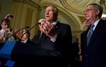 74 mod 25. Forslaget om en finansiel redningsplan er ikke endeligt vedtaget, men nu har Senatet i USA stemt ja til den reviderede plan. I midten ses leder af Senatet, demokraten Harry Reid under pressemødet efter godkendelsen. 