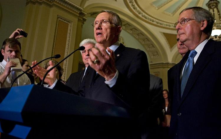 74 mod 25. Forslaget om en finansiel redningsplan er ikke endeligt vedtaget, men nu har Senatet i USA stemt ja til den reviderede plan. I midten ses leder af Senatet, demokraten Harry Reid under pressemødet efter godkendelsen. 