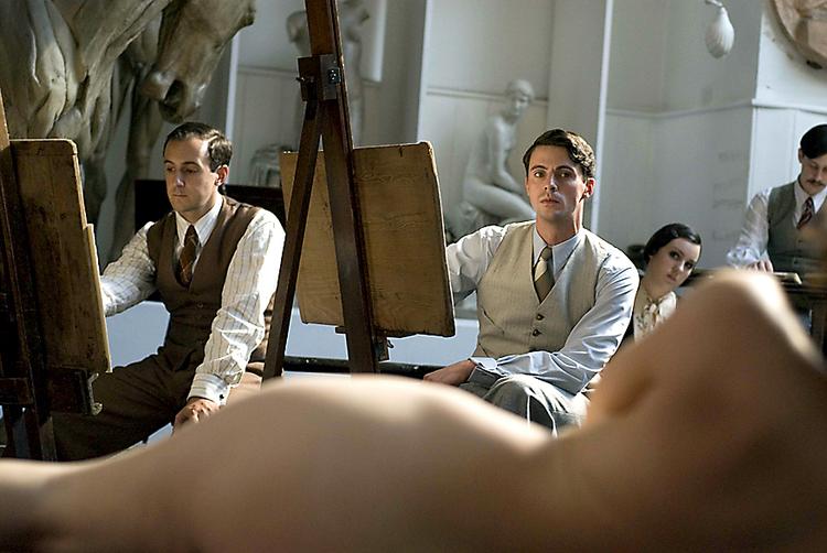 Hvad hedder den mandlige skuespiller (th.), der spiller med i både 'Match Point' og filmatiseringen af 'Gensyn med Brideshead'?  Foto fra filmen. 