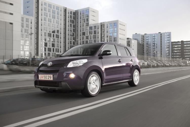 Toyota Urban Cruiser er klar til livet i storbyen. Om nødvendigt med firehjulstræk. Bemærk, at Toyota har valgt danske prøveplader til alle sine PR-billeder af bilen. 