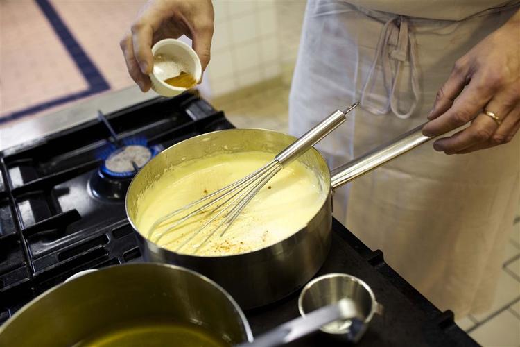 Kok Jan Hallgren putter cayenne i testens hjemmelavede bearnaisesauce. 